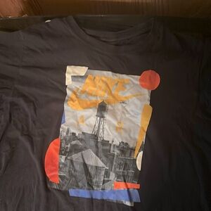 I’m selling this air Nike T shirt